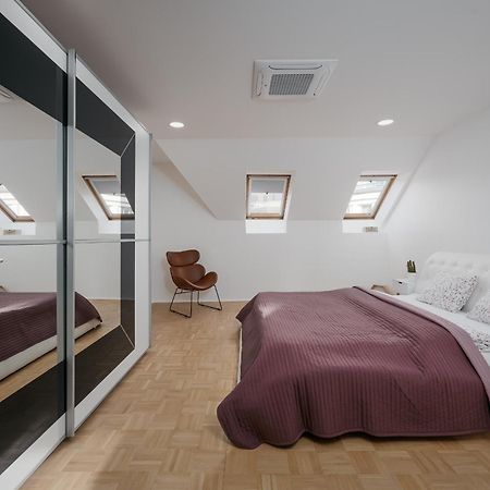 Dot 3 Bdr Apartment With Tyn Cathedral View & Ac Prága Kültér fotó